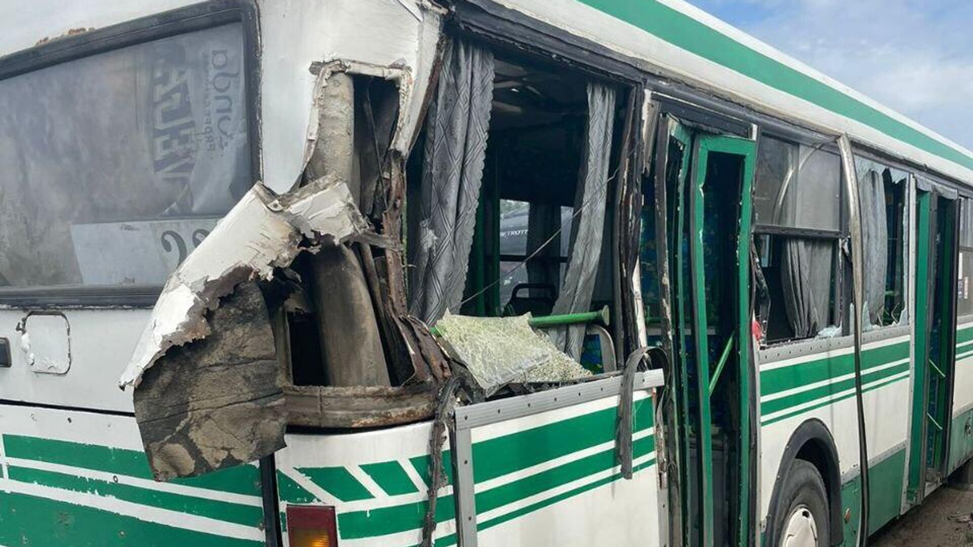 В Саратове автобус столкнулся с автокраном, пострадали двое детей - РИА  Новости, 14.06.2023