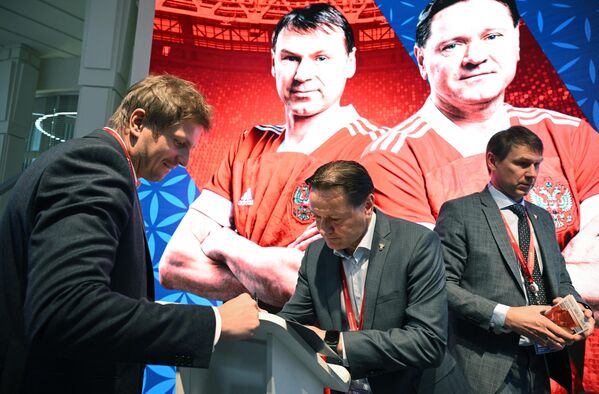 Бывшие футболисты сборной России Дмитрий Аленичев и Егор Титов раздают автографы у стенда Российского футбольного союза на выставке