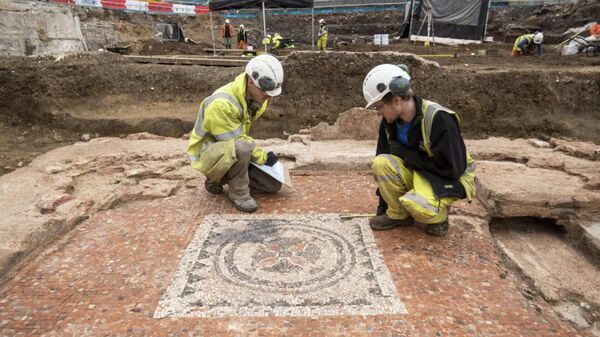 Верхняя мозаика мавзолея, обнаруженная при раскопках в районе Саутуарк на юге Лондона