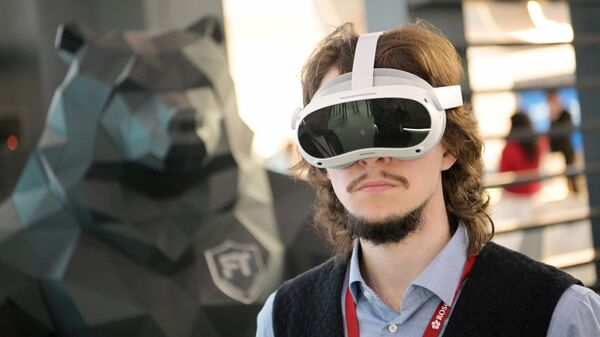 Участник в шлеме виртуальной реальности на выставке