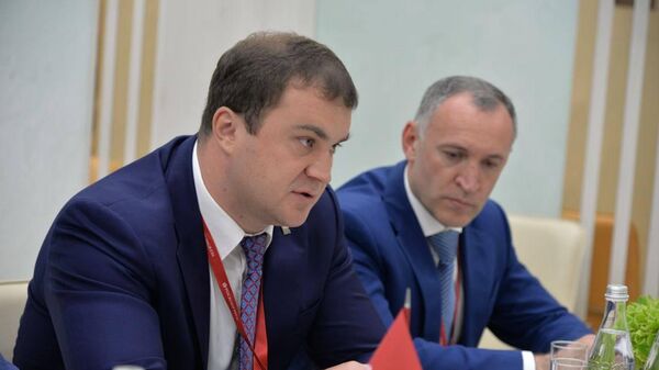 Глава Омской области Виталий Хоценко во время встречи с руководством российского агрохолдинга Эко-культура