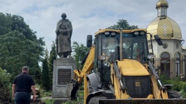 Демонтаж памятника воинам советской армии в Тернопольской области Украины