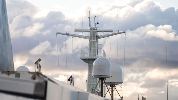 Спутниковая система, установленная на мачте корабля 