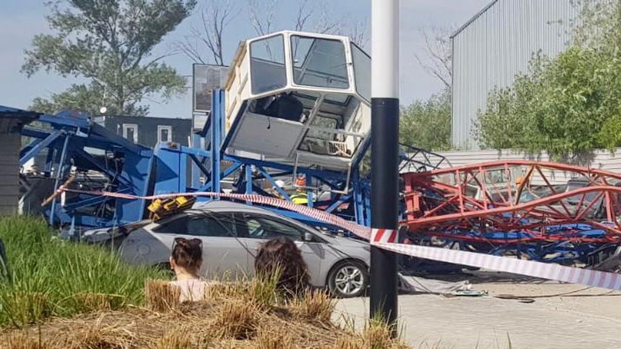 В Новосибирске строительный кран упал на автомобили, погиб человек - РИА  Новости, 15.06.2023