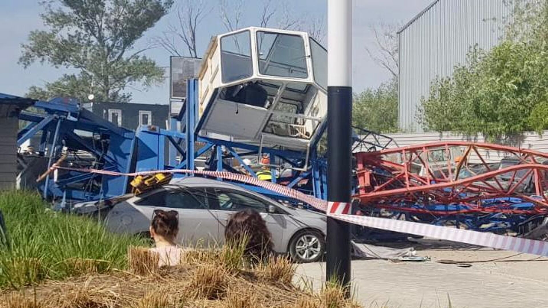 В Новосибирске строительный кран упал на автомобили, погиб человек - РИА  Новости, 15.06.2023