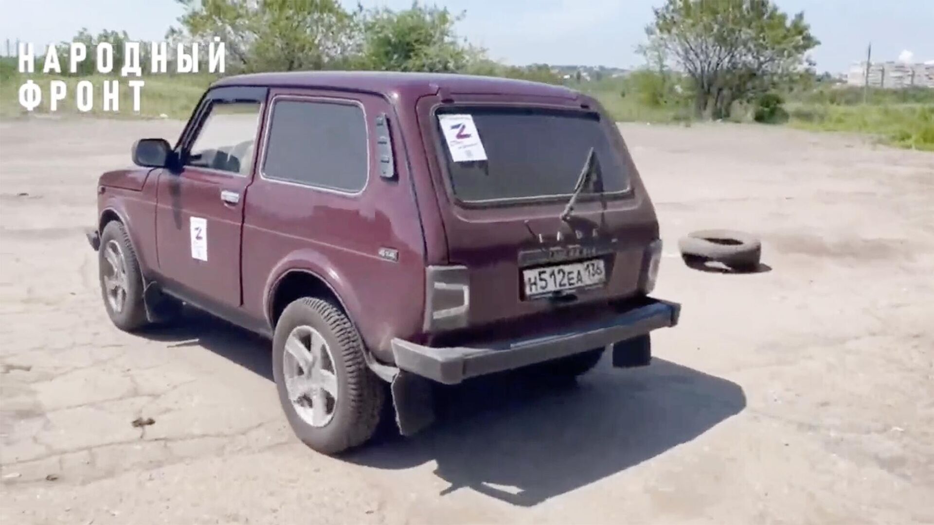 Ниву, купленную с помощью бизнесменов, передали в зону СВО воронежские активисты. Кадр видео - РИА Новости, 1920, 15.06.2023