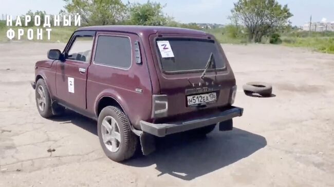 Ниву, купленную с помощью бизнесменов, передали в зону СВО воронежские активисты. Кадр видео