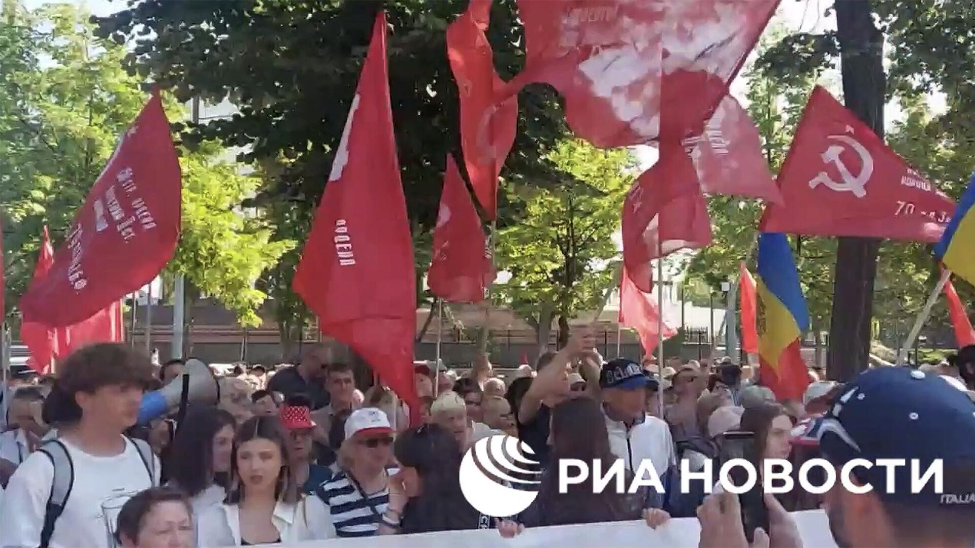 Пикет оппозиционной партии Возрождение против упразднения в Молдавии Дня Победы у здания парламента в Кишиневе. Кадр видео - РИА Новости, 1920, 15.06.2023