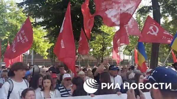 Пикет оппозиционной партии Возрождение против упразднения в Молдавии Дня Победы у здания парламента в Кишиневе. Кадр видео