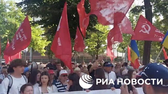 Пикет оппозиционной партии Возрождение против упразднения в Молдавии Дня Победы у здания парламента в Кишиневе. Кадр видео