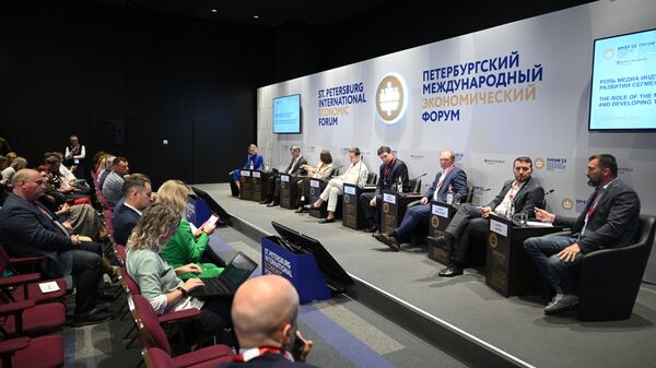 Участники сессии Роль медиа индустрии в поддержке и развитии сегмента МСП в России на ПМЭФ-2023