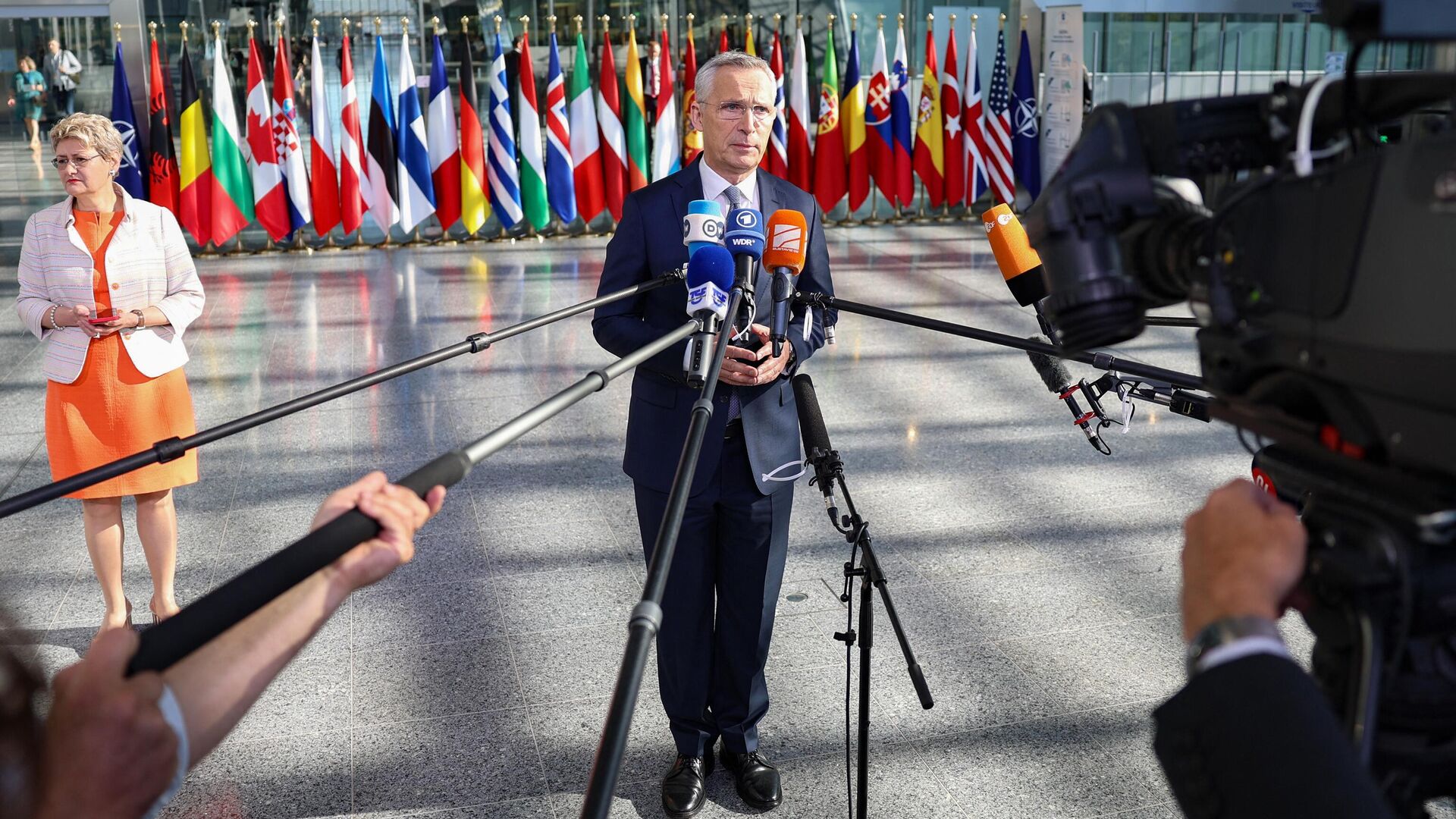 Генеральный секретарь НАТО Йенс Столтенберг выступает перед журналистами в штаб-квартире НАТО в Брюсселе - РИА Новости, 1920, 16.06.2023