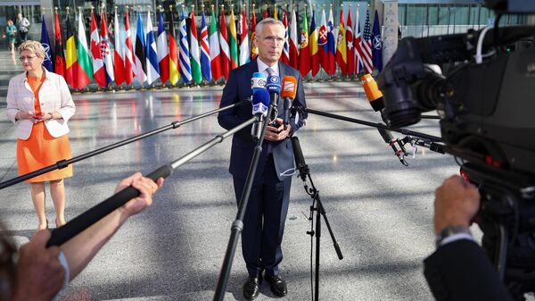 Генеральный секретарь НАТО Йенс Столтенберг выступает перед журналистами в штаб-квартире НАТО в Брюсселе