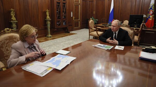 Президент РФ Владимир Путин и руководитель ФМБА Вероника Скворцова во время встречи