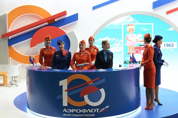 Девушки на стенде авиакомпании Аэрофлот в конгрессно-выставочном центре Экспофорум