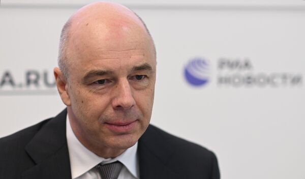 Министр финансов Российской Федерации Антон Силуанов на ПМЭФ-2023 у стенда РИА Новости Министр финансов Российской Федерации Антон Силуанов на ПМЭФ-2023 у стенда РИА Новости