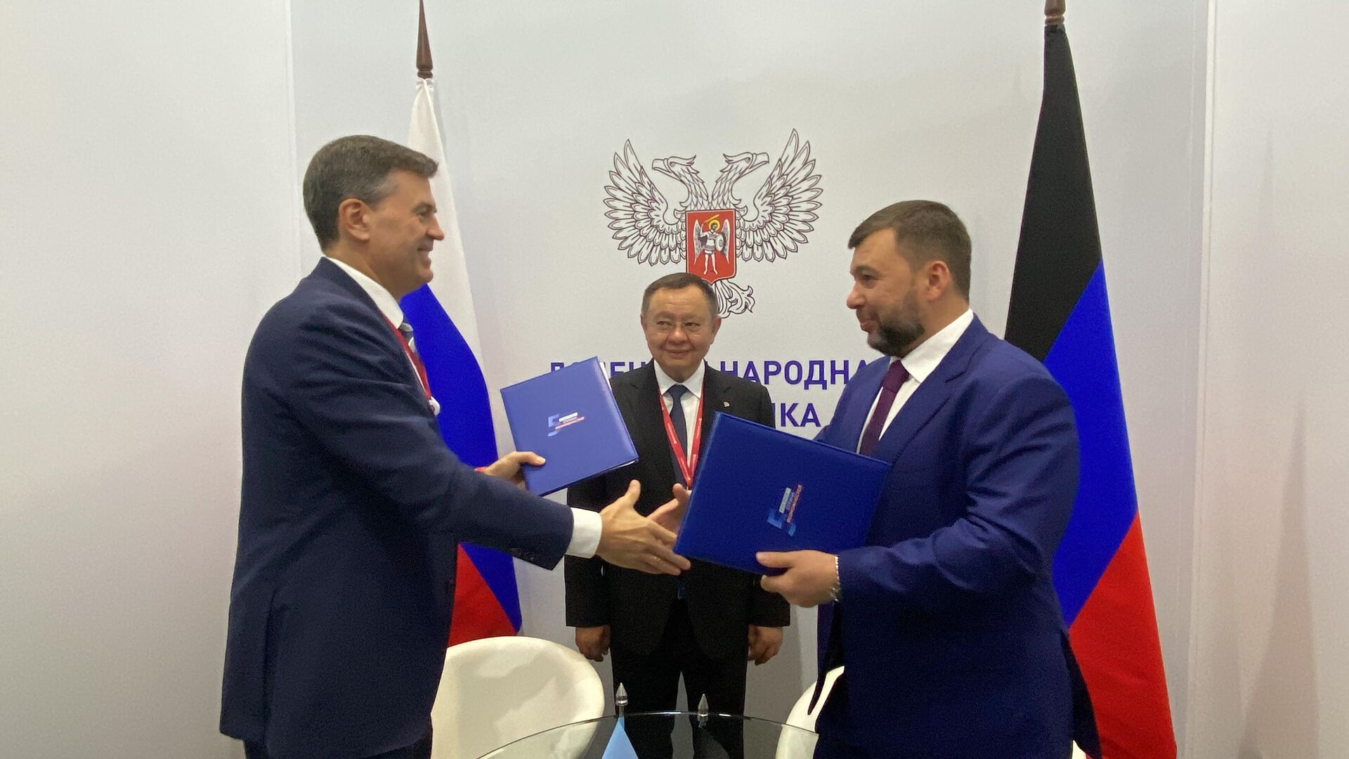 Врио главы ДНР Денис Пушилин и генеральный директор АНО Россия – страна возможностей, и.о. ректора Президентской Академии РАНХиГС Алексей Комиссаров в присутствии министра строительства и жилищно-коммунального хозяйства России Ирека Файзуллина заключили соглашение Врио главы ДНР Денис Пушилин и генеральный директор АНО Россия – страна возможностей, и.о. ректора Президентской Академии РАНХиГС Алексей Комиссаров в присутствии министра строительства и жилищно-коммунального хозяйства России Ирека Файзуллина заключили соглашение - РИА Новости, 1920, 15.06.2023