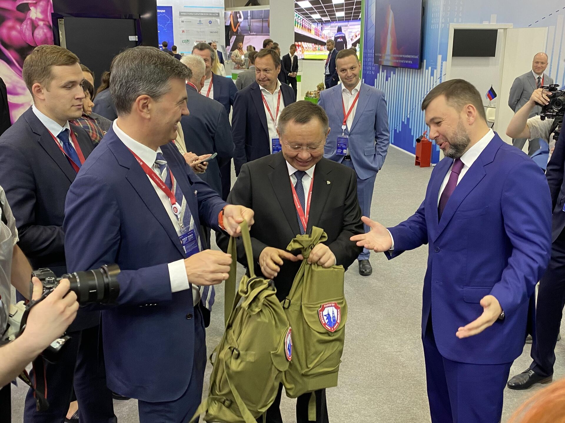 Врио главы ДНР Денис Пушилин и генеральный директор АНО Россия – страна возможностей, и.о. ректора Президентской Академии РАНХиГС Алексей Комиссаров в присутствии министра строительства и жилищно-коммунального хозяйства России Ирека Файзуллина заключили соглашение Врио главы ДНР Денис Пушилин и генеральный директор АНО Россия – страна возможностей, и.о. ректора Президентской Академии РАНХиГС Алексей Комиссаров в присутствии министра строительства и жилищно-коммунального хозяйства России Ирека Файзуллина заключили соглашение - РИА Новости, 1920, 15.06.2023