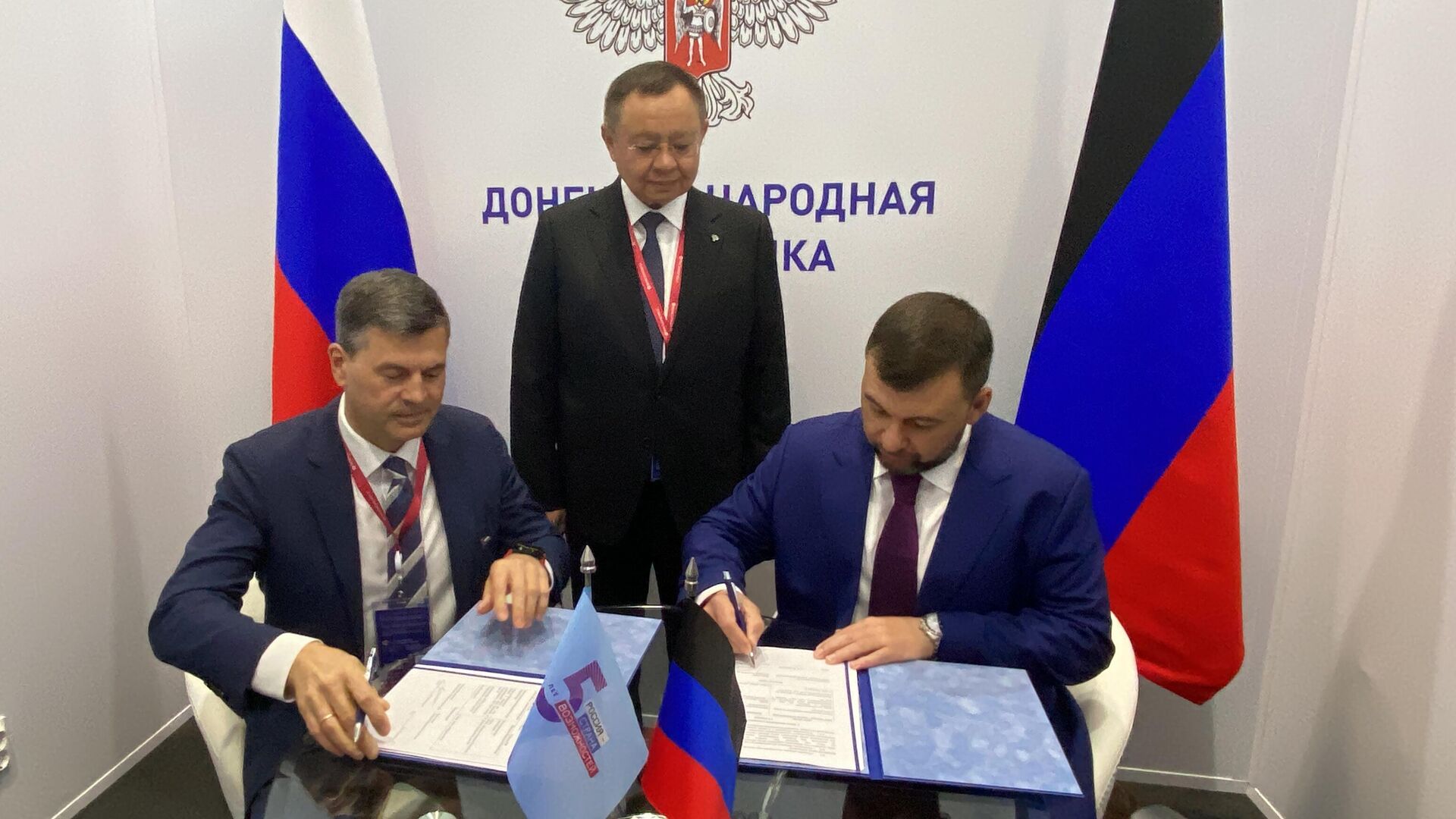 Врио главы ДНР Денис Пушилин и генеральный директор АНО Россия – страна возможностей, и.о. ректора Президентской Академии РАНХиГС Алексей Комиссаров в присутствии министра строительства и жилищно-коммунального хозяйства России Ирека Файзуллина заключили соглашение Врио главы ДНР Денис Пушилин и генеральный директор АНО Россия – страна возможностей, и.о. ректора Президентской Академии РАНХиГС Алексей Комиссаров в присутствии министра строительства и жилищно-коммунального хозяйства России Ирека Файзуллина заключили соглашение - РИА Новости, 1920, 15.06.2023