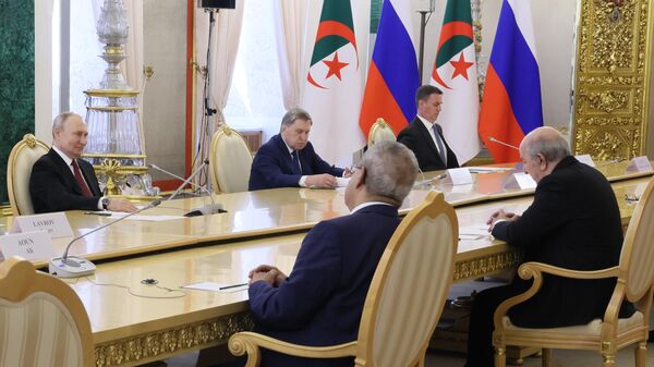 Президент РФ Владимир Путин и президент Алжира Абдельмаджид Теббун во время встречи в Кремле