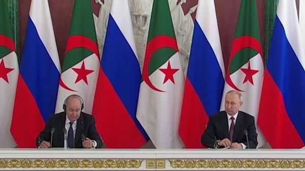 Подписание документом по итогам переговоров президентов России и Алжира