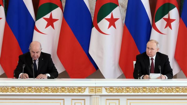 Президент РФ Владимир Путин и президент Алжира Абдельмаджид Теббун во время заявления по итогам российско-алжирских переговоров в Кремле