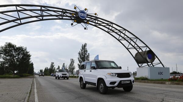 Автомобили делегации Международного агентства по атомной энергии (МАГАТЭ)  на территории Запорожской атомной электростанции