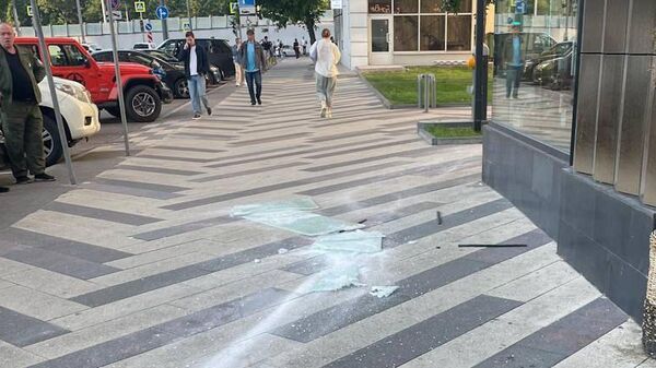 Момент падения стекла на тротуар с фасада дома на севере Москвы