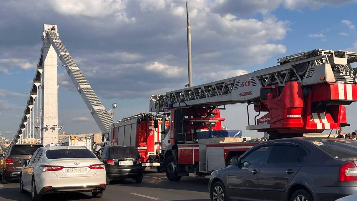 Мужчина на опоре Крымского моста в Москве - РИА Новости, 1920, 15.06.2023