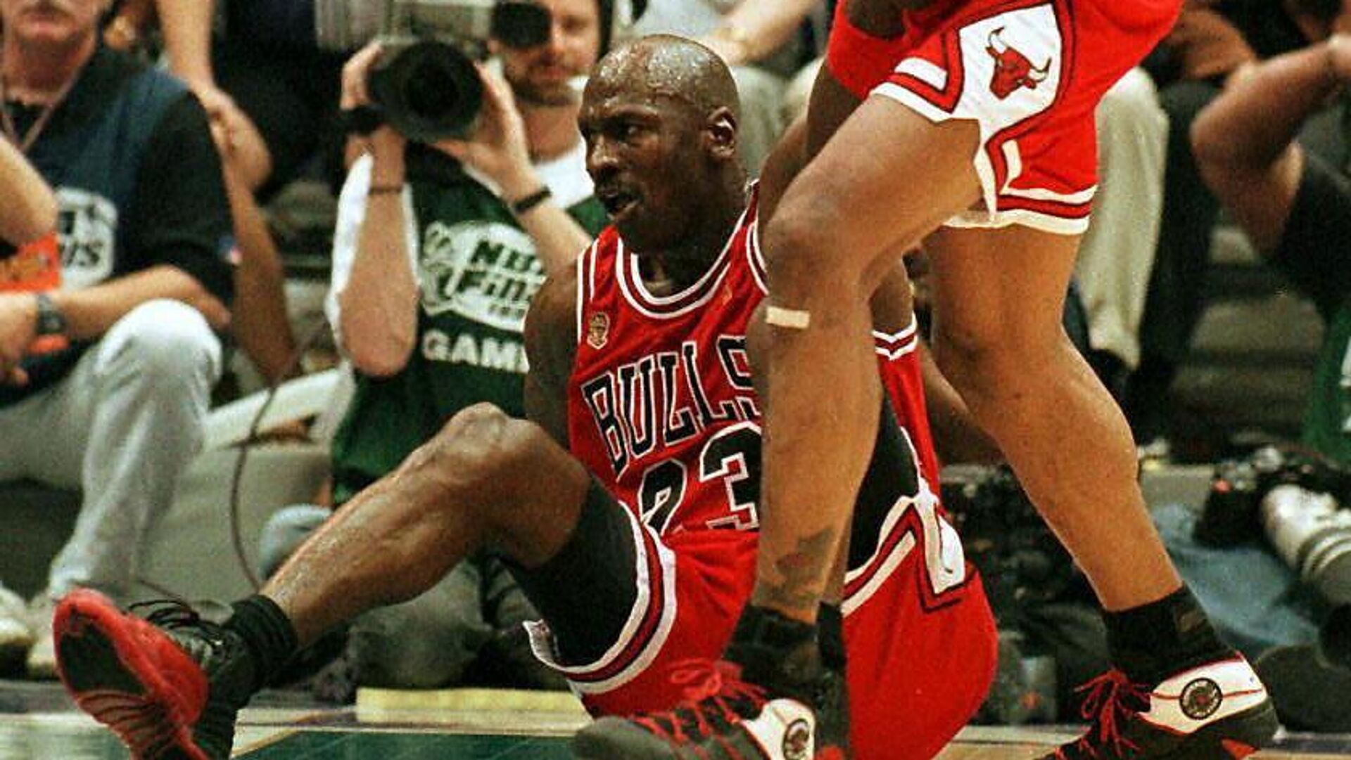 Баскетболист Чикаго Буллз Майкл Джордан в финальной серии НБА 1997 года - РИА Новости, 1920, 15.06.2023