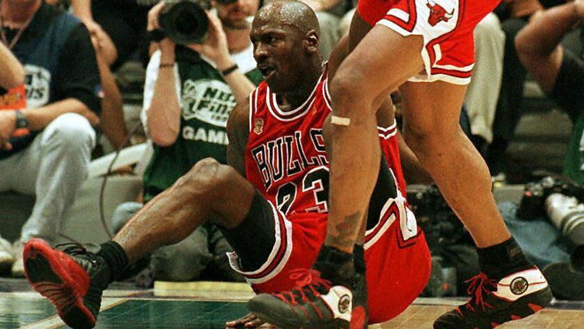 Баскетболист Чикаго Буллз Майкл Джордан в финальной серии НБА 1997 года - РИА Новости, 1920, 15.06.2023