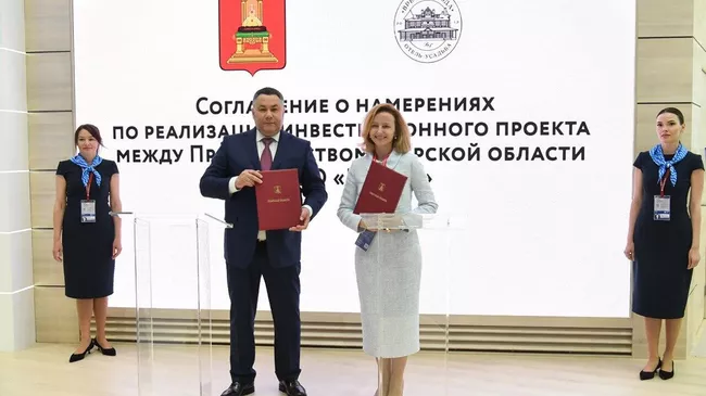  Губернатор Тверской области Игорь Руденя и генеральный директор ООО Парма Дарья Афанасьева