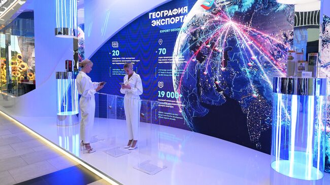 Участники ПМЭФ-2023 в конгрессно-выставочном центре Экспофорум