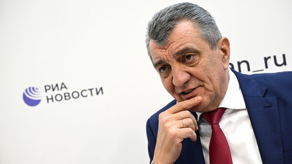 Глава Республики Северная Осетия - Алания Сергей Меняйло на стенде РИА Новости