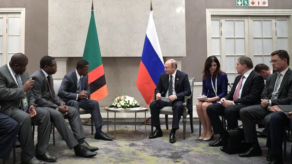 26 июля 2018. Президент РФ Владимир Путин и президент Замбии Эдгар Лунгу (в центре справа налево) во время встречи на полях Десятого саммита БРИКС в Йоханнесбурге, 2018 год 