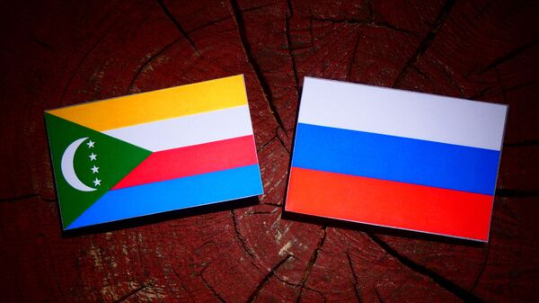 Флаги Союза Коморских Островов и России