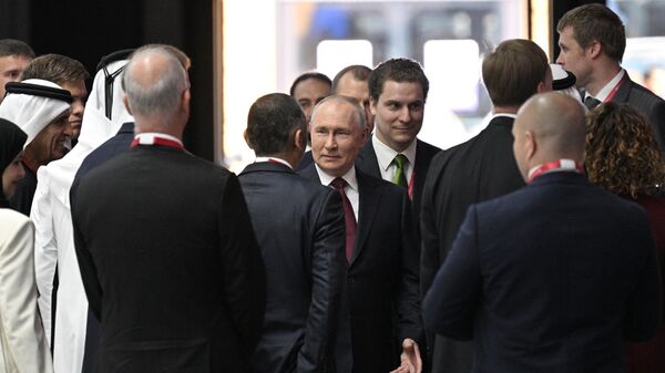 Президент РФ Владимир Путин встречает делегацию Объединенных Арабских Эмиратов на Петербургском международном экономическом форуме