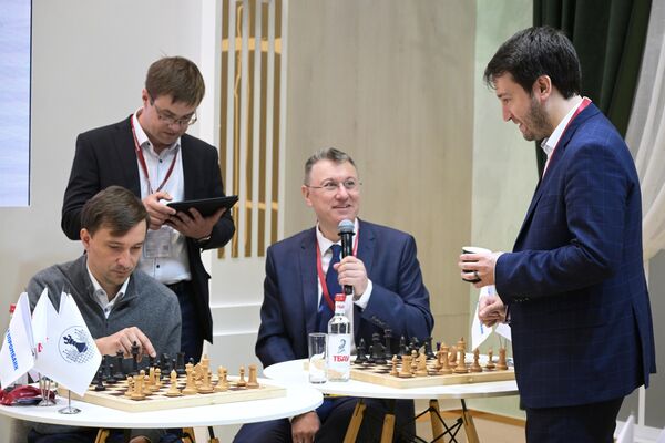 Сеанс одновременной игры в шахматы с гроссмейстером с использованием искусственного интеллект