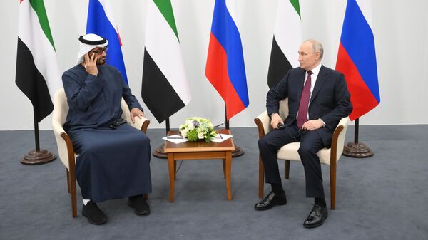 Президент России Владимир Путин и президент ОАЭ шейх Мухаммедбен Заид Аль Нахайян во время встречи на полях ПМЭФ
