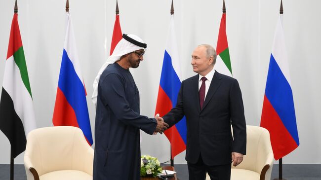 Президент России Владимир Путин и президент ОАЭ шейх Мухаммед бен Заид Аль Нахайян во время встречи
