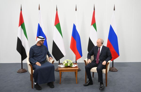 Президент РФ Владимир Путин и президент ОАЭ шейх Мухаммедбен Заид Аль Нахайян во время встречи на полях ПМЭФ