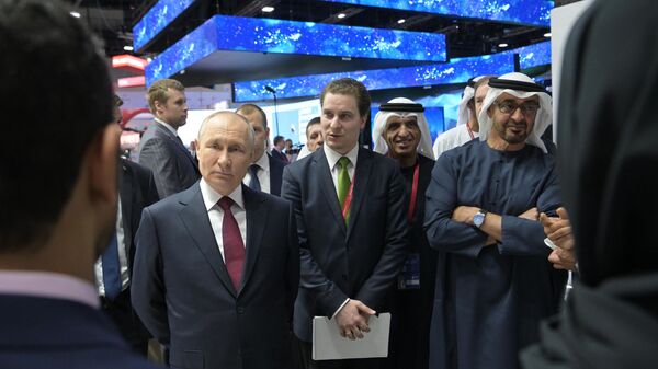Президент РФ Владимир Путин и президент Объединенных Арабских Эмиратов шейх Мухаммедбен Заид Аль Нахайян осматривают павильон ОАЭ на площадке ПМЭФ
