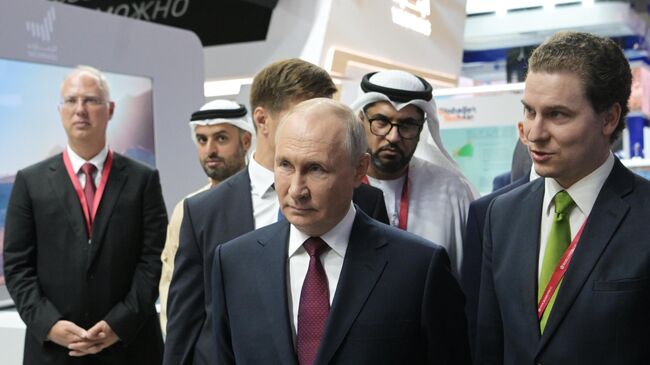 Президент РФ Владимир Путин во время осмотра совместно с президентом Объединенных Арабских Эмиратов шейхом Мухаммедбеном Заидом Аль Нахайяном павильона ОАЭ на площадке ПМЭФ