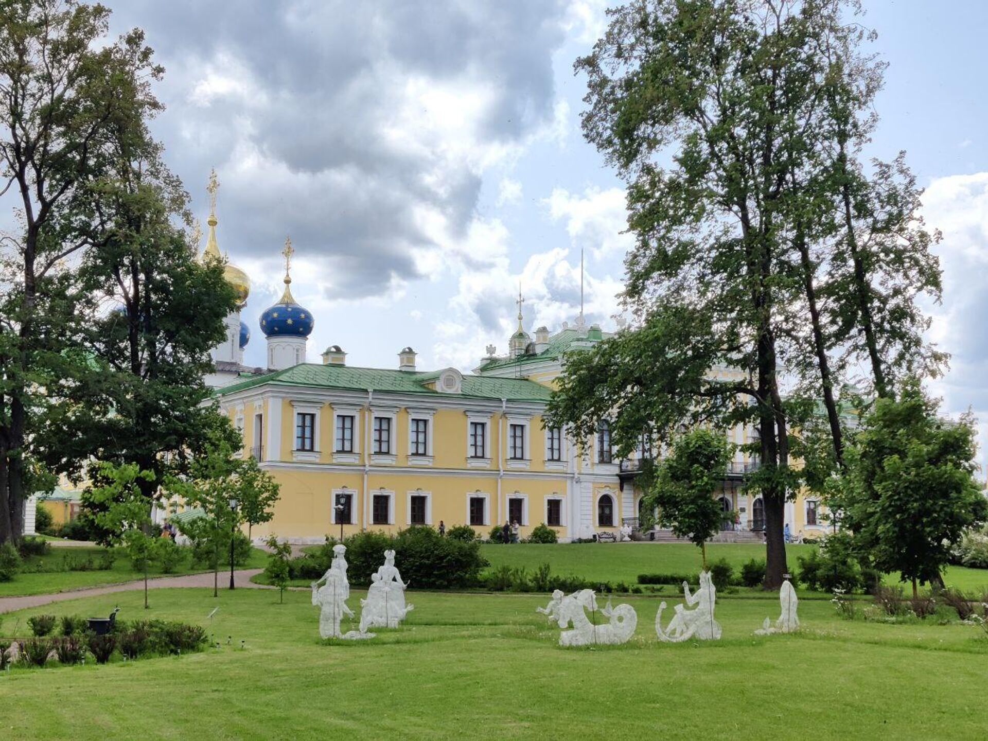 В саду тверского путевого дворца В саду тверского путевого дворца