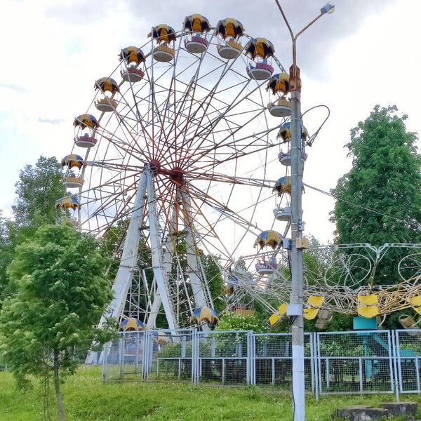 Колесо обозрения в городском саду Твери Колесо обозрения в городском саду Твери
