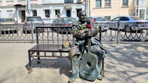 Памятник певцу Михаилу Кругу в твери на бульваре Радищева