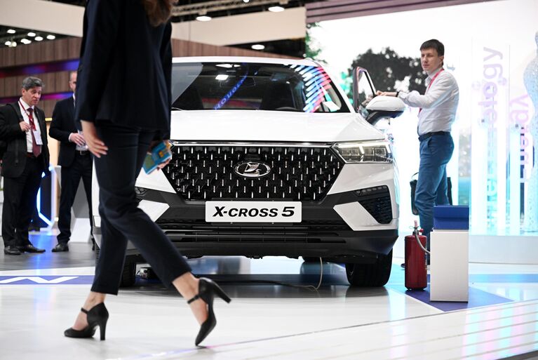 Автомобиль Lada X-Cross на выставке в конгрессно-выставочном центре Экспофорум