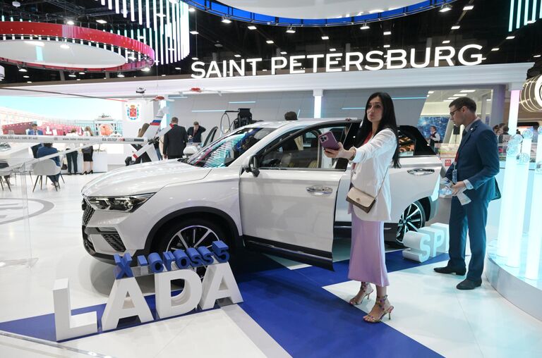 Автомобиль Lada X-Cross на стенде Санкт-Петербурга