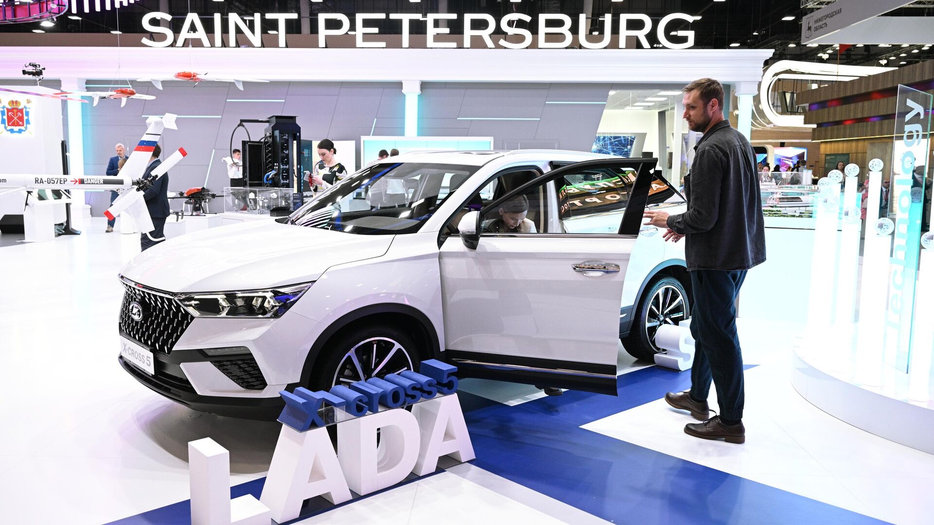 Автомобиль Lada X-Cross на стенде Санкт-Петербурга - РИА Новости, 1920, 19.06.2023