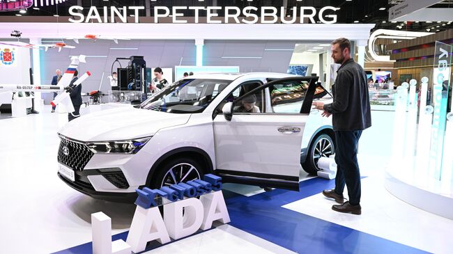 Автомобиль Lada X-Cross на стенде Санкт-Петербурга